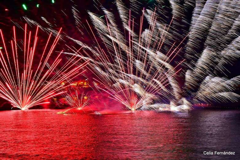 Imagen de los fuegos del pasado sábado captada por Celia Fernández (Foto TA)